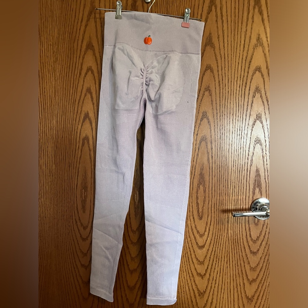 Light purple athletic leggings w/ butt scrunch, just like new, no rips or tears